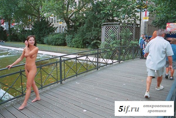 Стройная натуристка прогуливается по городу