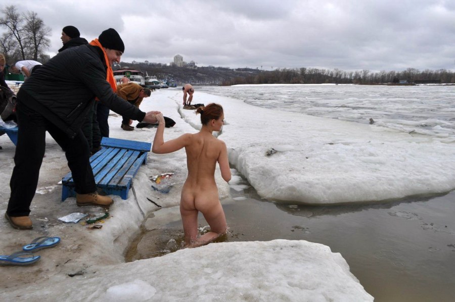 Голые женщины купаются в проруби