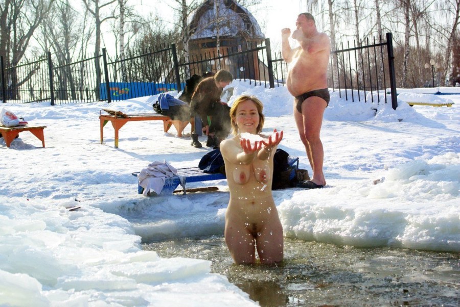 Купание в проруби голышом