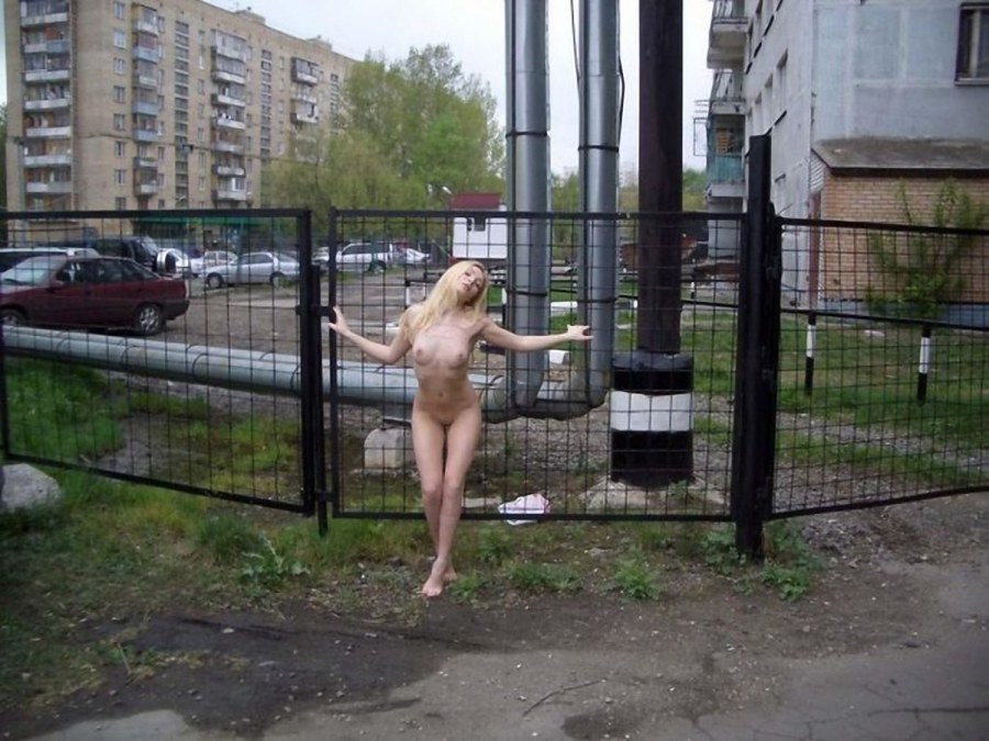 Вышла на улицу голышом