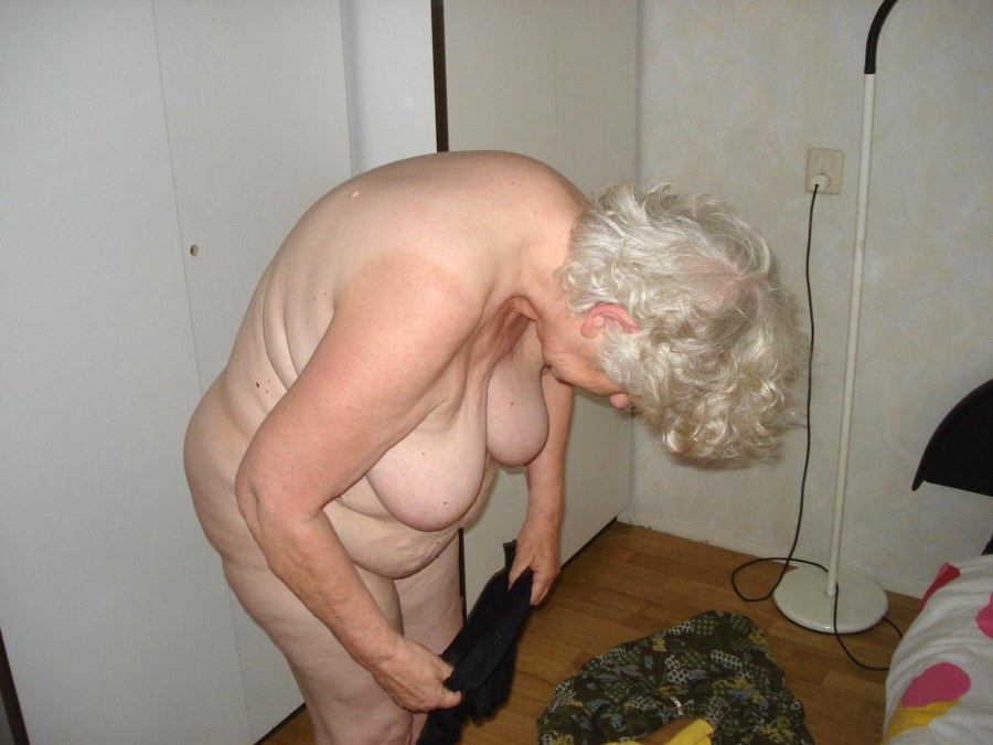 Сисястые бабушки на даче