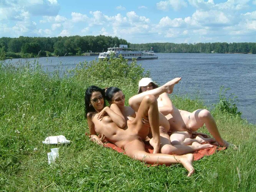 Зрелые подружки на природе ню