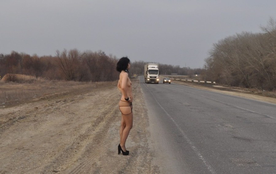 Голые женщины на рельсах