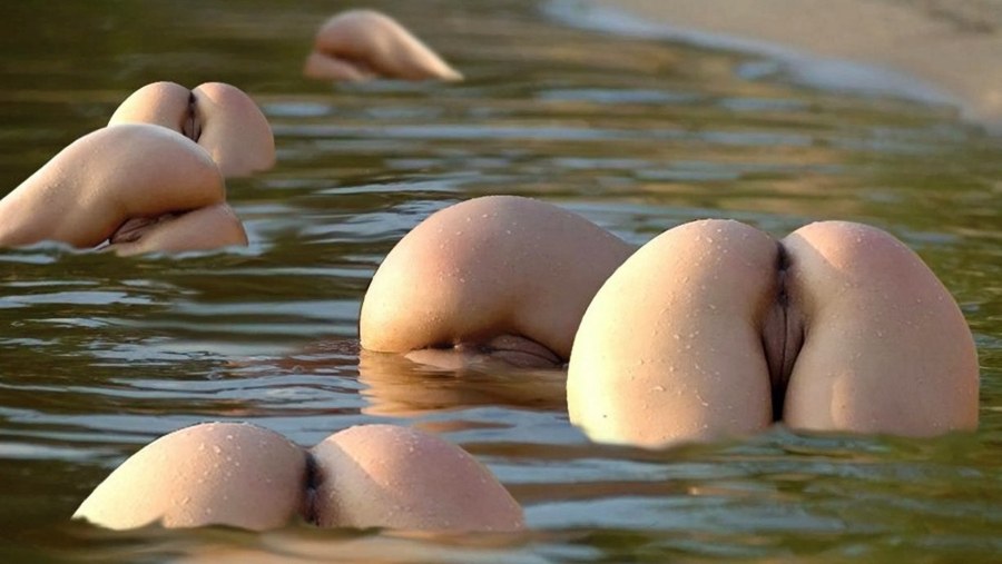 Голая попка торчит из воды