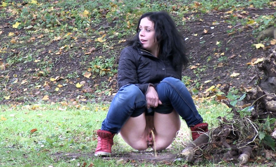 Женский писсинг в кустах
