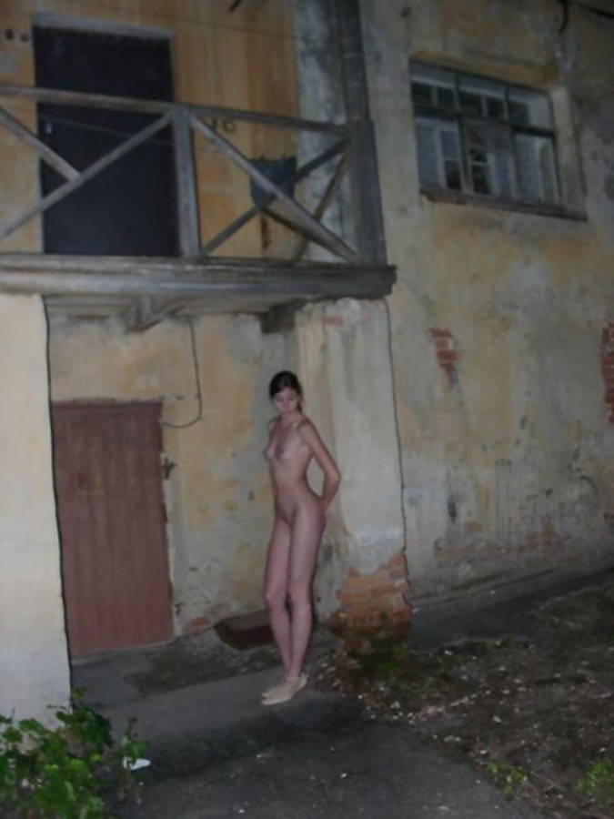 Голые телки в подъезде