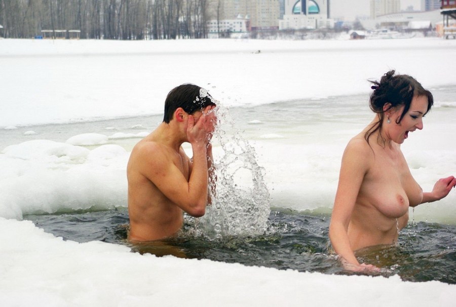 Купание в проруби голышом