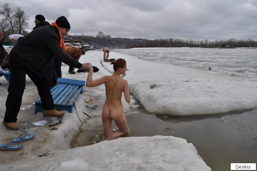 Голые бабы купаются в проруби