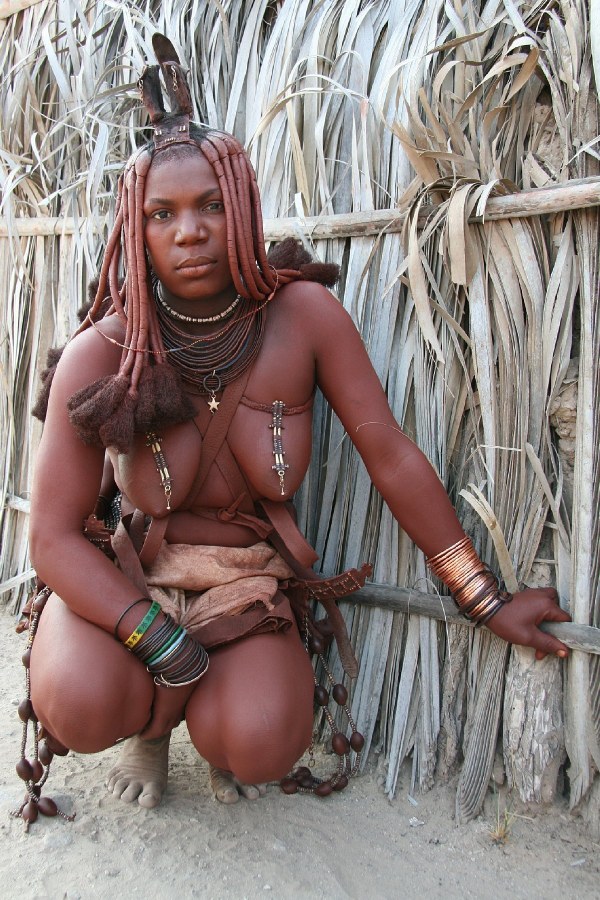 Голая блондинка и дикари