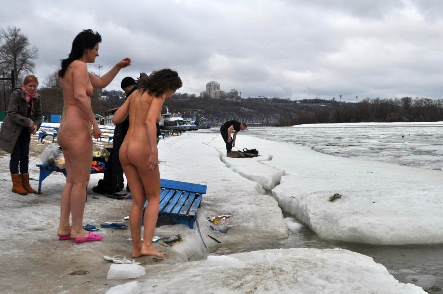 Голые купаются в проруби