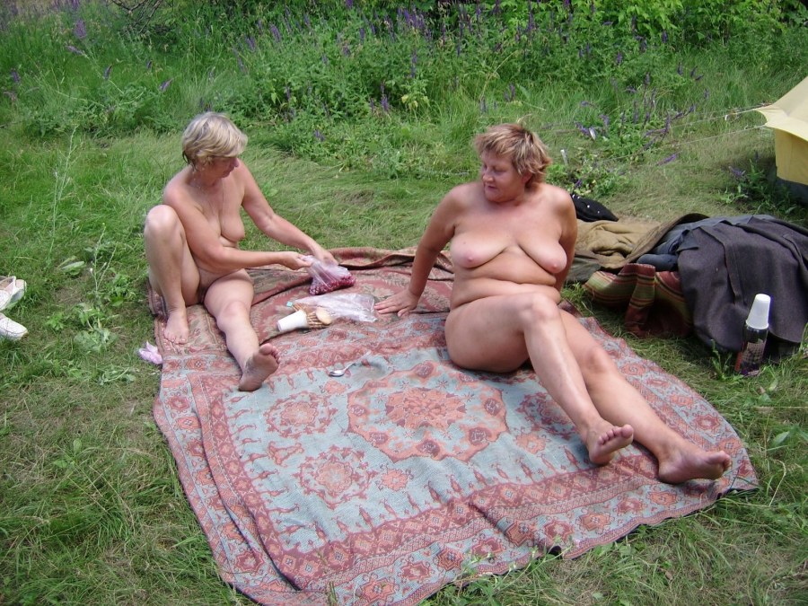 Старухи на природе без трусов