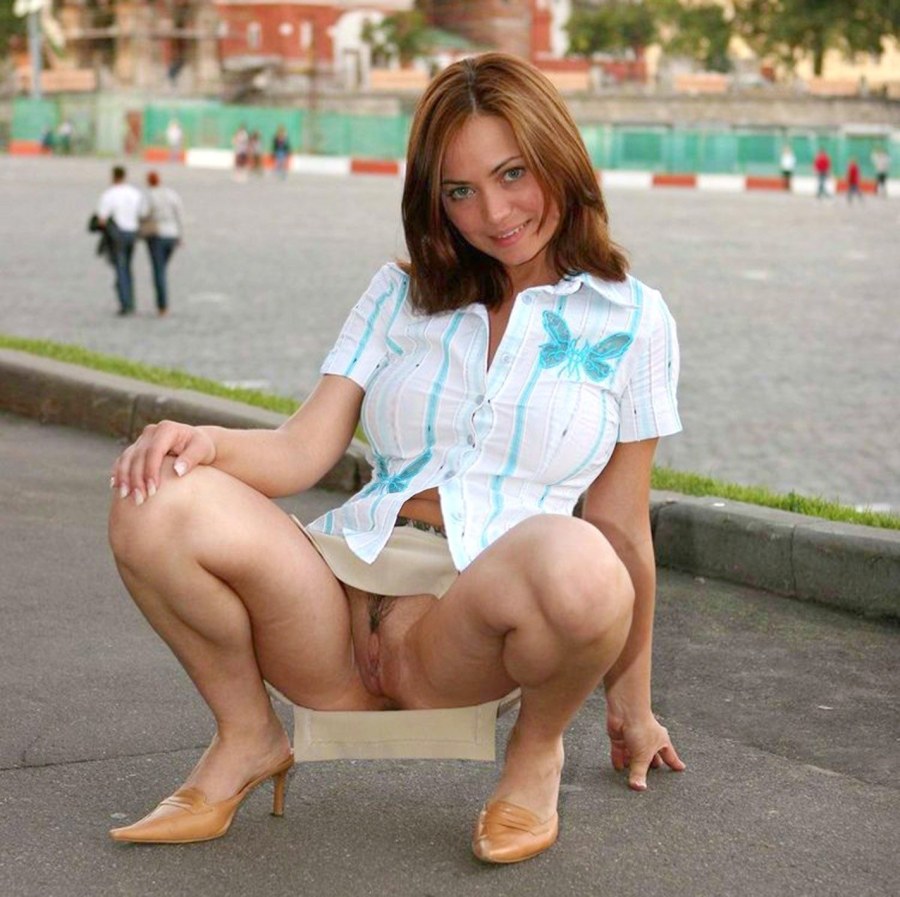 Девушки на корточках без трусиков