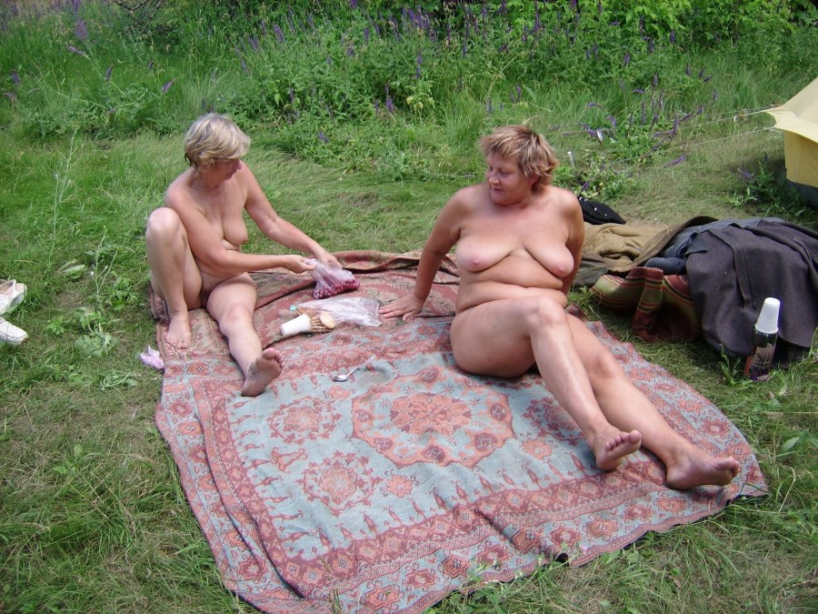 Голые старушки на природе