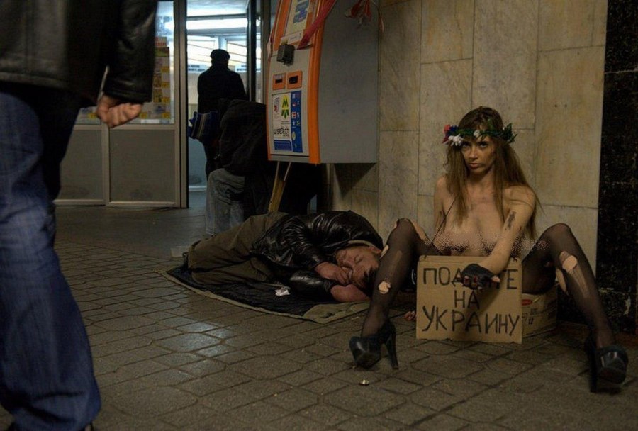 Голые бомжи ебутся в очко