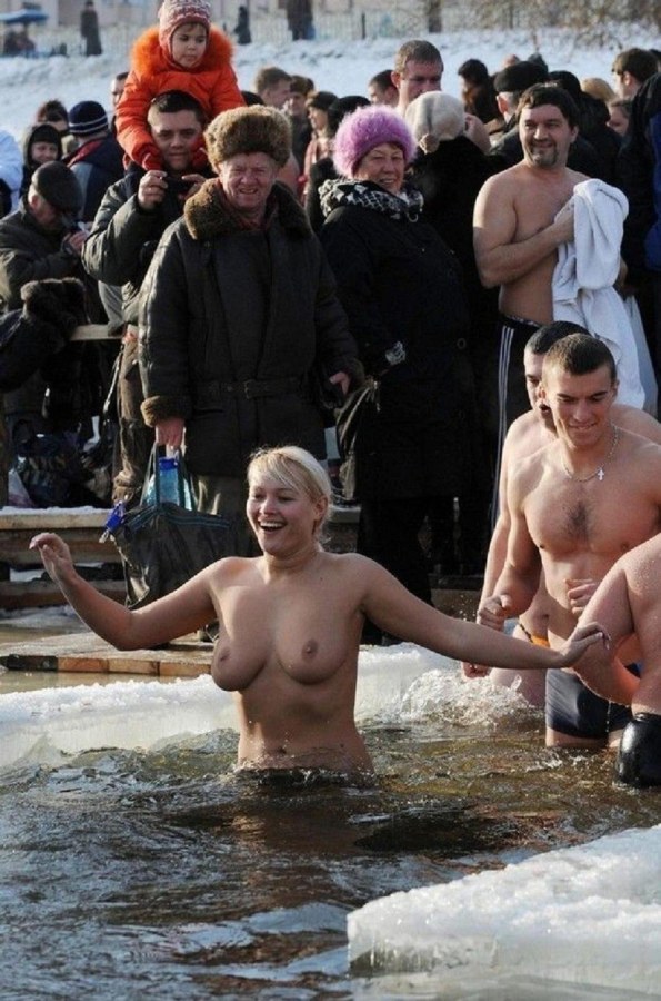 Голые купаются на крещение