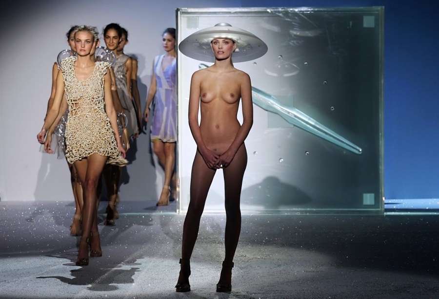 Alejandra Guilmant голая на подиуме