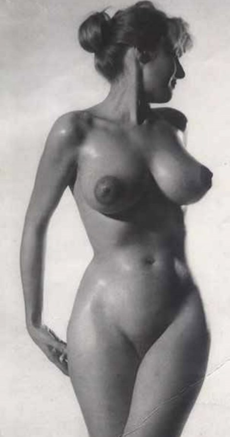Adele Stephens в Красном купальнике