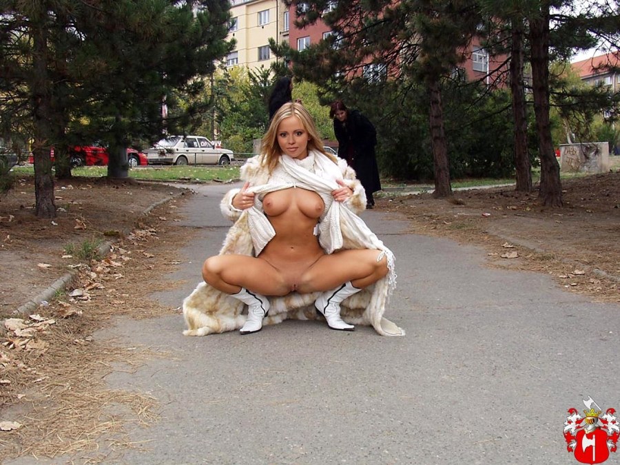 Пиздон на прогулке голышом