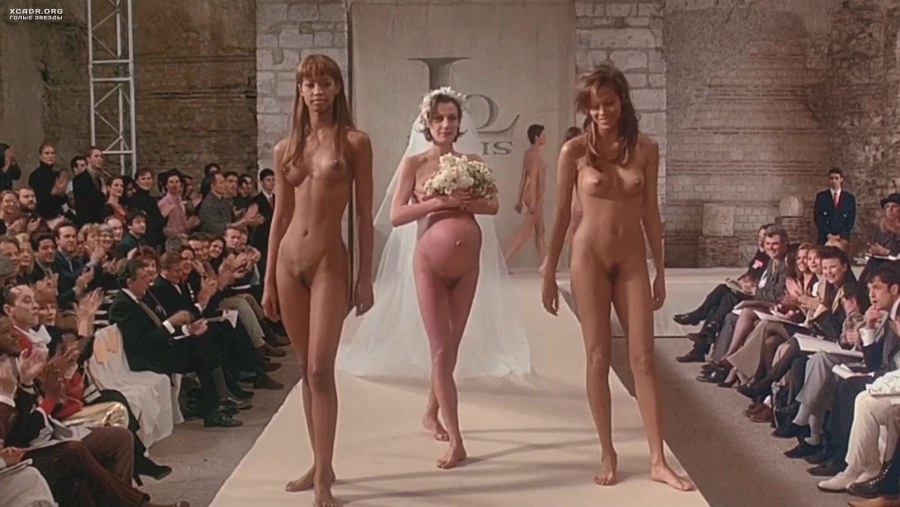 Alejandra Guilmant голая на подиуме